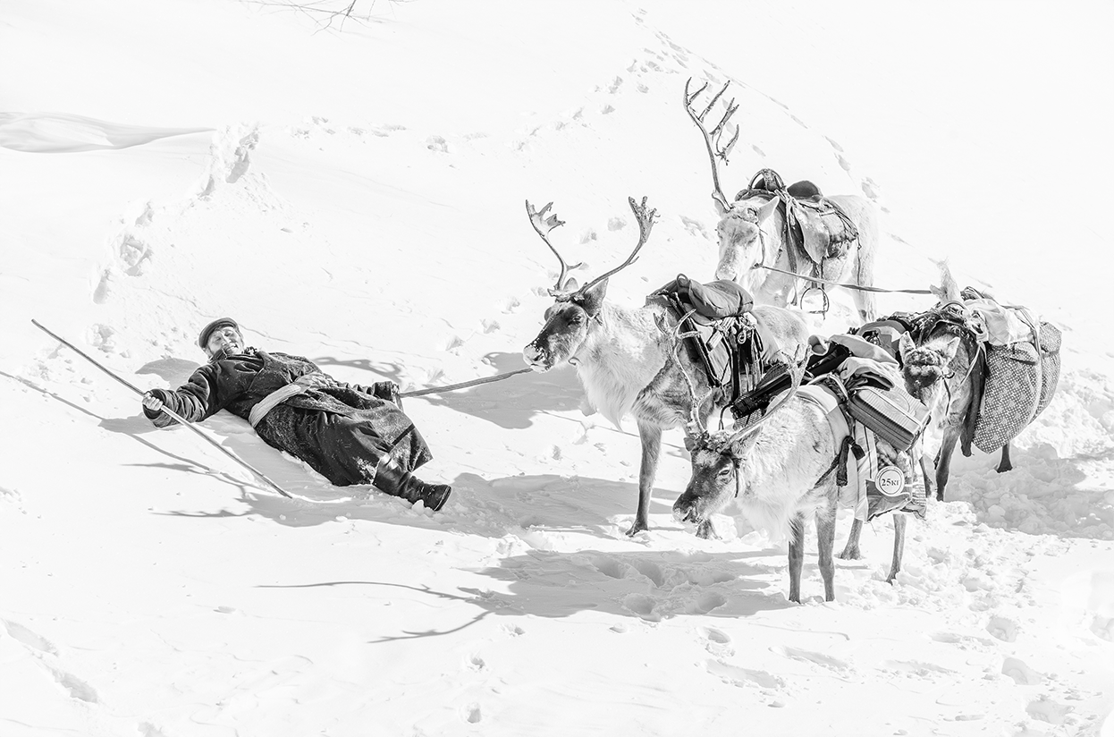 Photographie d'un éleveur de rennes tsataan sous la neige