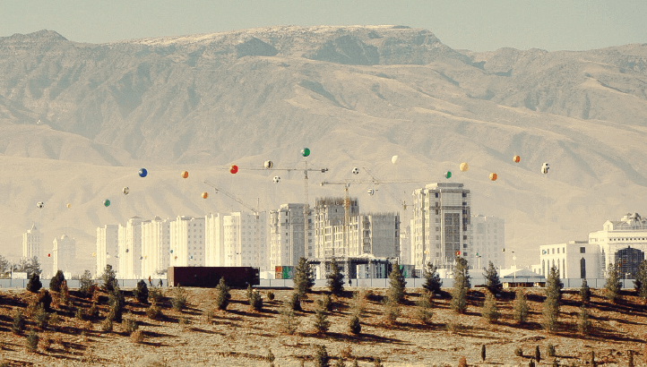 Achgabat, est-ce que ce monde est sérieux ?