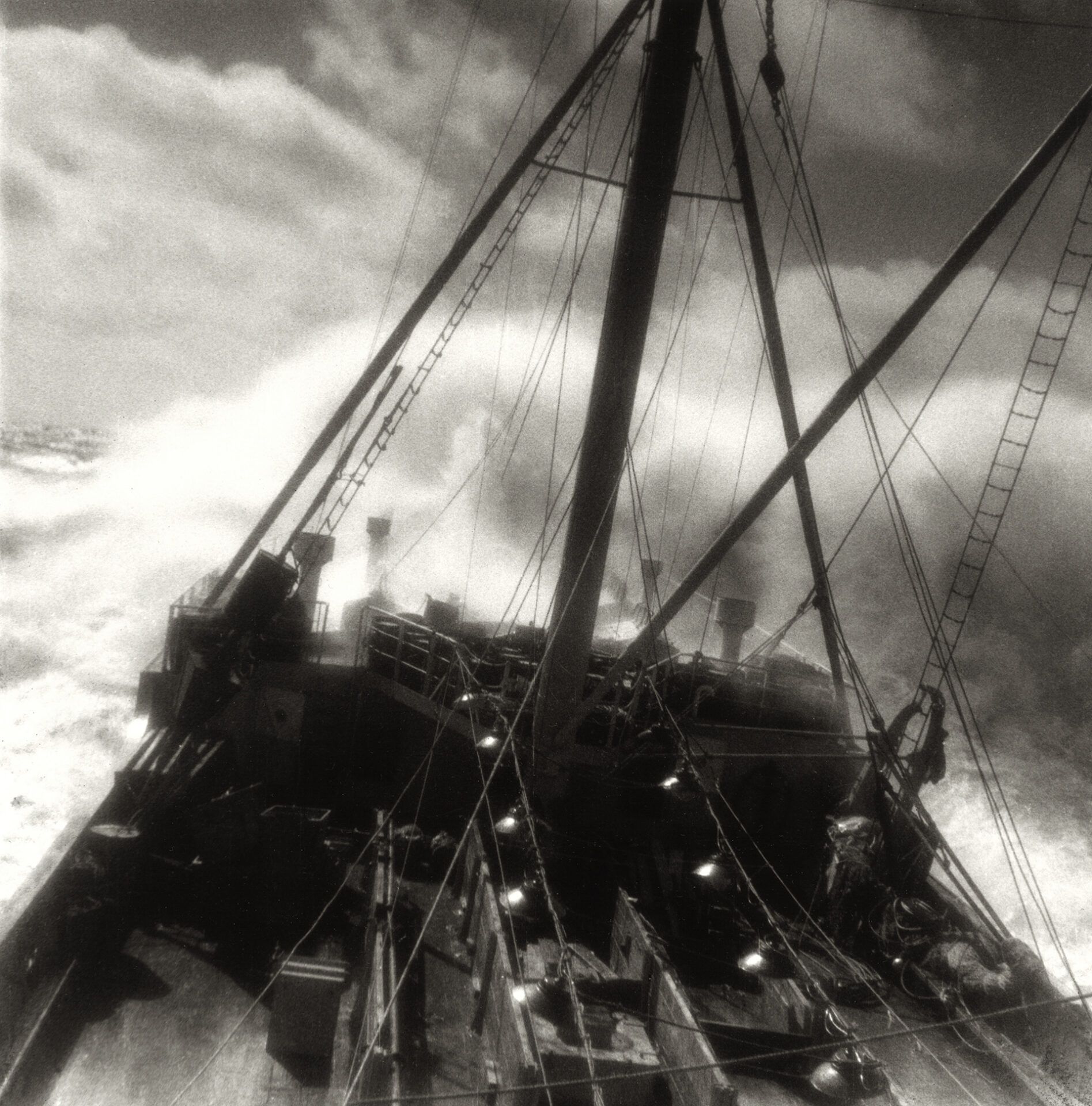 Le Bois-Rosé dans la tempête. ©Anita Conti - Fonds Anita Conti - Ville de Lorient