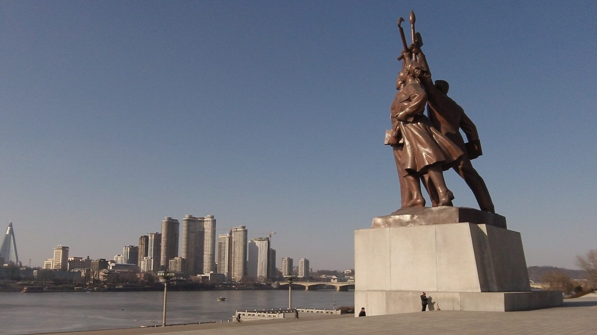 Photo d'un monument de la ville de pyongyang, voyage Corée du Nord