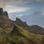 Le Quiraing, paysage dantesque de l’île de Skye composé d’aiguilles, de pics et de pinacles, de falaises sombres et d’éboulis gris.