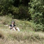 Portrait de la carnettiste Chloé Ma-Jy dans les Cévennes